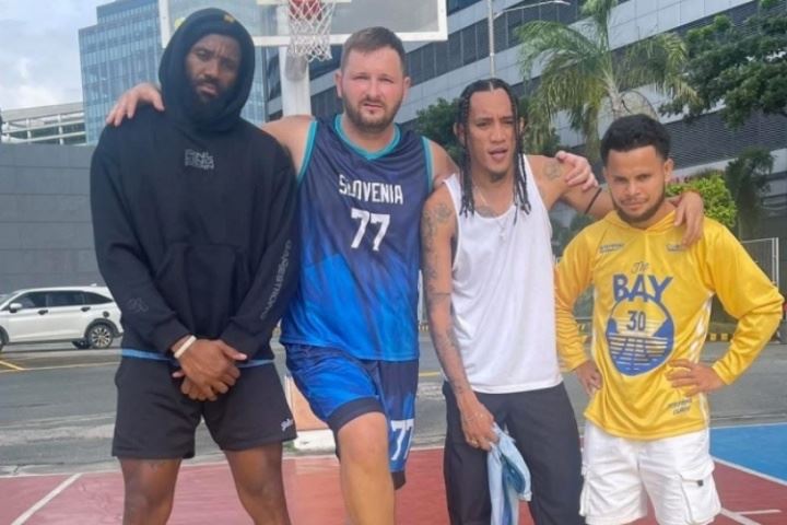 😜美媒调侃：詹姆斯、东契奇、库里、克拉克森在菲律宾一起训练