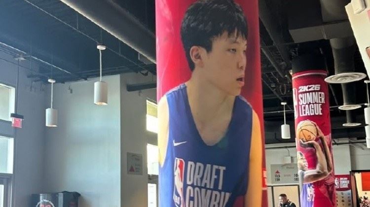 排面拉满🤩！NBA夏季联赛环廊出现杨瀚森海报