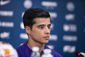 记者：新外援阿苏埃性格相对腼腆，特谢拉主动为他架起沟通桥梁