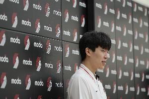 这很“瀚森”😂！杨瀚森：电视机前的球迷 看好球吃好饭下好菜