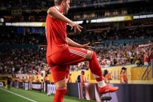 今天是凯恩32岁生日，拜仁社媒：我们的进球机器，生日快乐🥳