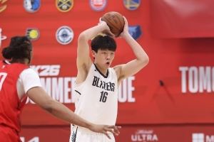 队记：杨瀚森有时在进攻端不说英语队友也懂其意图 这是他的能力