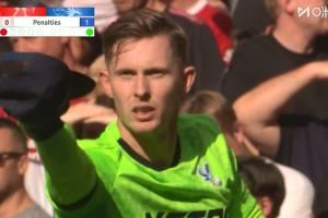 若林源三？亨德森点球大战头戴鸭舌帽，随后两次扑点助水晶宫夺冠