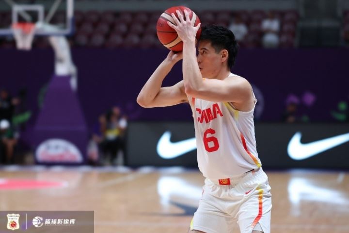 中国男篮半决赛变阵！程帅澎顶替胡明轩首发！其余四人不变
