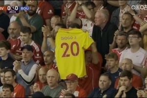 悼念若塔，比赛第20分钟安菲尔德全场观众鼓掌