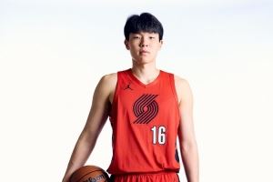 媒体人：比赛节奏很快 杨瀚森要从扎实的掩护、卡位、护筐做起