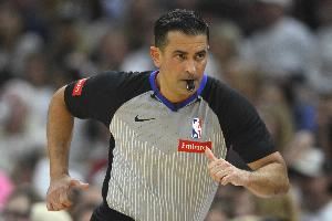 为何不吹杜兰特喊停技犯？主裁解释：因为我们没有看到暂停