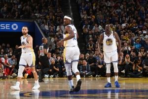 严控三巨头出场时间仍战胜湖人！勇士能否战胜时间老人冲击冠军？