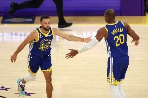 库里：霍福德明白在攻防两端影响比赛意味着什么 他无所畏惧