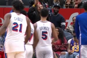 一蹦三尺高!76人加时反超 恩比德冲锋进场庆祝!